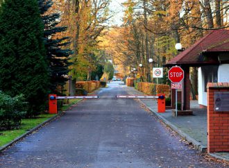 Czym różnią się szlabany hydrauliczne i elektromechaniczne?