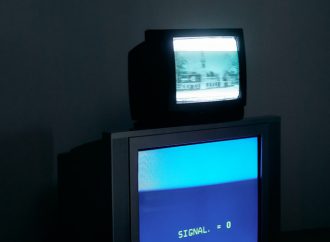 Rozwiązanie problemów z cienkimi paskami na ekranie telewizora