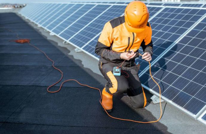 Fotowoltaika w edukacji: Jak szkoły i uczelnie mogą korzystać z energii słonecznej oraz promować wiedzę o zrównoważonej energii wśród młodzieży?