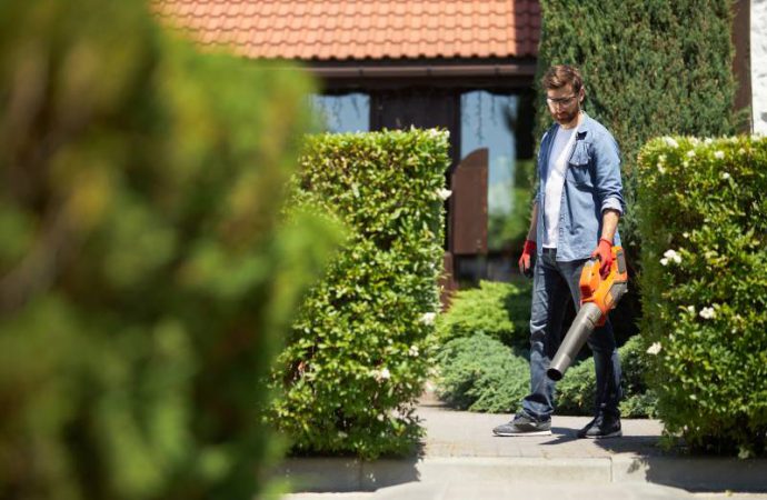 Zimowy serwis sprzętu ogrodniczego – jak przygotować maszyny do sezonu.